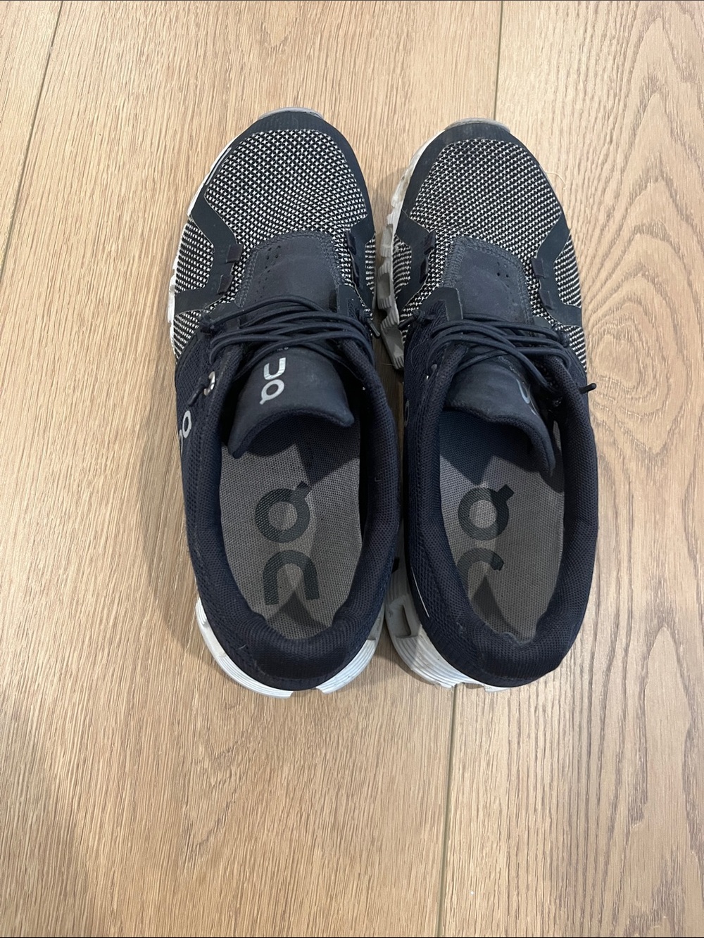 On Cloud 5 size 7 women’s Black & White Running Shoes - Picture 3 of 7